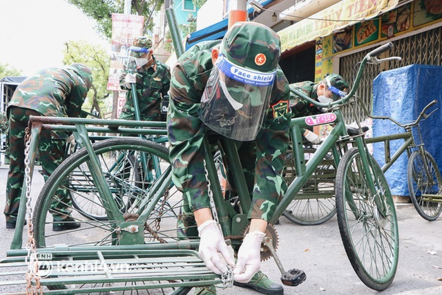  Ảnh: Quân đội dùng xe đạp thồ hàng trăm kg gạo và thực phẩm đến người dân trong hẻm nhỏ Sài Gòn - Ảnh 7.