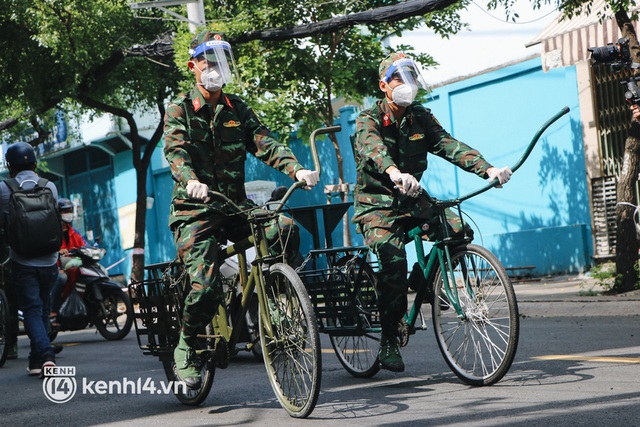  Ảnh: Quân đội dùng xe đạp thồ hàng trăm kg gạo và thực phẩm đến người dân trong hẻm nhỏ Sài Gòn - Ảnh 8.