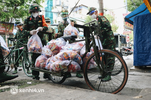  Ảnh: Quân đội dùng xe đạp thồ hàng trăm kg gạo và thực phẩm đến người dân trong hẻm nhỏ Sài Gòn - Ảnh 10.