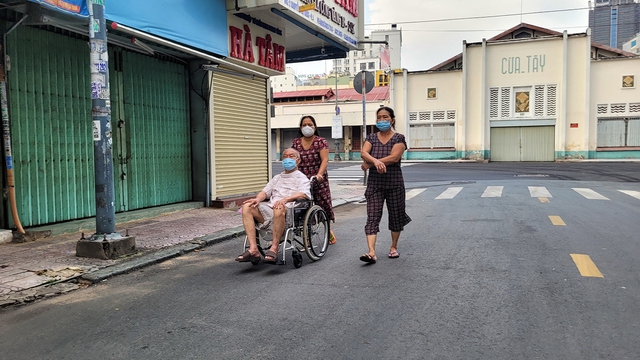 TP Hồ Chí Minh “mở cửa” chính thức, người dân sung sướng thở phào, đường phố bắt đầu tấp nập - Ảnh 10.