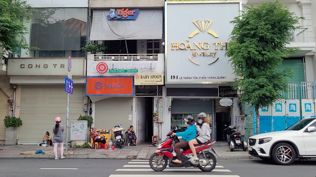 TP Hồ Chí Minh “mở cửa” chính thức, người dân sung sướng thở phào, đường phố bắt đầu tấp nập - Ảnh 9.