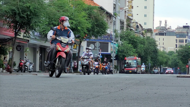 TP Hồ Chí Minh “mở cửa” chính thức, người dân sung sướng thở phào, đường phố bắt đầu tấp nập - Ảnh 2.