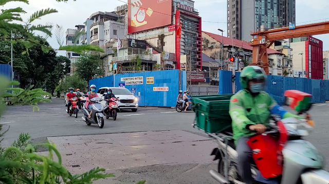 TP Hồ Chí Minh “mở cửa” chính thức, người dân sung sướng thở phào, đường phố bắt đầu tấp nập - Ảnh 4.