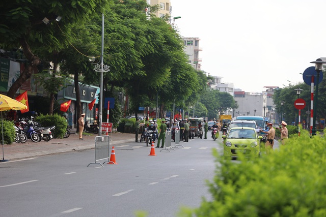 Hà Nội tung quân chốt chặt 21 lối ra vào vùng đỏ, mỗi chốt 16 người chia 4 ca kiểm soát cả ngày lẫn đêm - Ảnh 3.