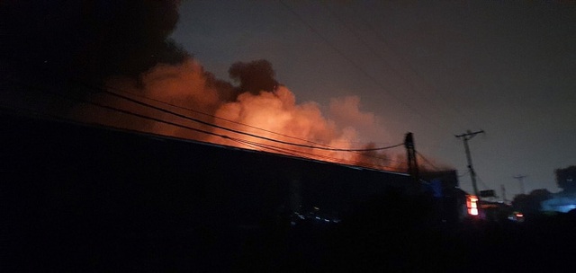  Hà Nội: Cháy lớn tại kho cồn kèm theo hàng chục tiếng nổ  - Ảnh 2.