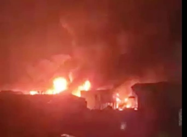  Hà Nội: Cháy lớn tại kho cồn kèm theo hàng chục tiếng nổ  - Ảnh 3.