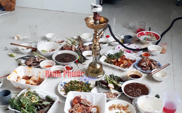 Bắt quả tang 8 nam nữ ăn nhậu khi đang giãn cách, trên mâm có bộ đồ hút shisha: Phạt 120 triệu đồng - Ảnh 2.