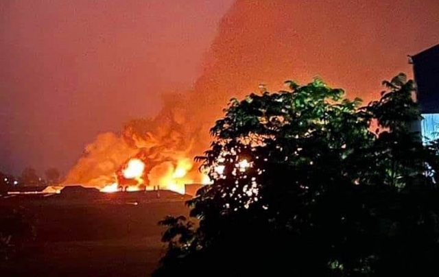 Hiện trường tan hoang sau vụ cháy thiêu rụi 2.000m2 xưởng sản xuất dung môi - Ảnh 1.