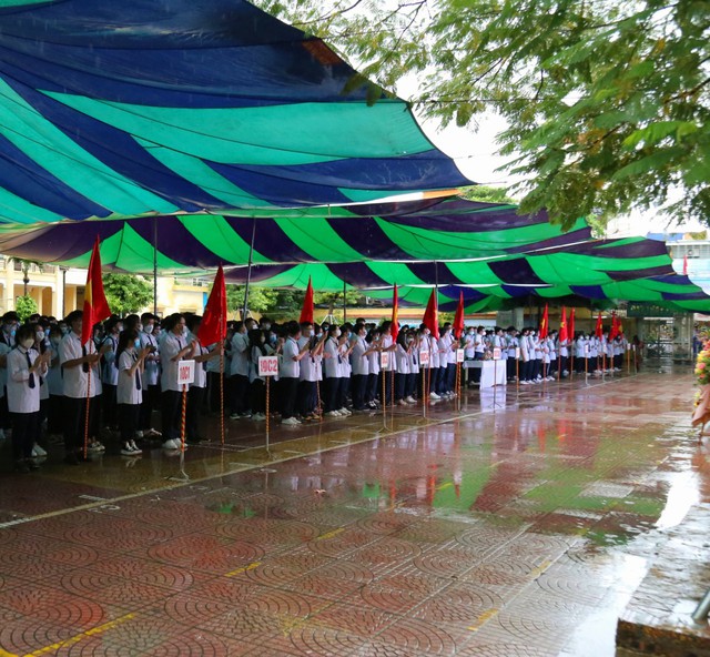 Suy ngẫm về bài diễn văn xúc động dưới mưa gửi học trò của một thầy giáo Hải Phòng - Ảnh 2.
