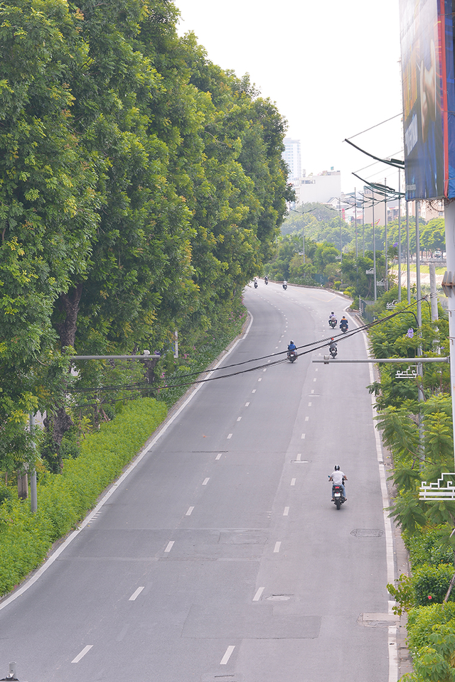 Đường phố nội đô vắng vẻ trong ngày đầu Hà Nội thực hiện giãn cách theo phân vùng 3 cấp - Ảnh 12.