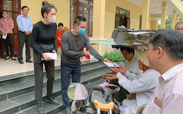 Giữa ồn ào sao kê, Quyền Linh mặc áo trái vác gạo giúp dân nghèo, Lý Hải 10 năm âm thầm thiện nguyện - Ảnh 5.