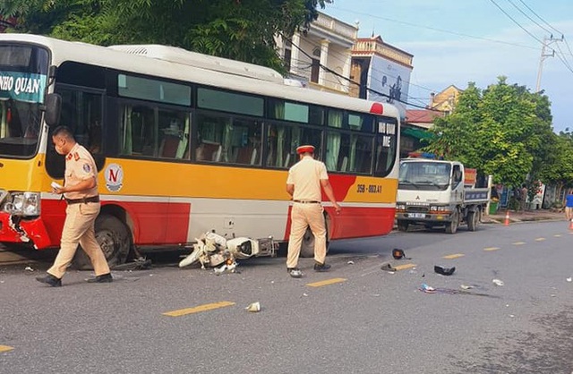 Ngày đầu đến trường, một học sinh tử vong do va chạm với xe buýt - Ảnh 1.