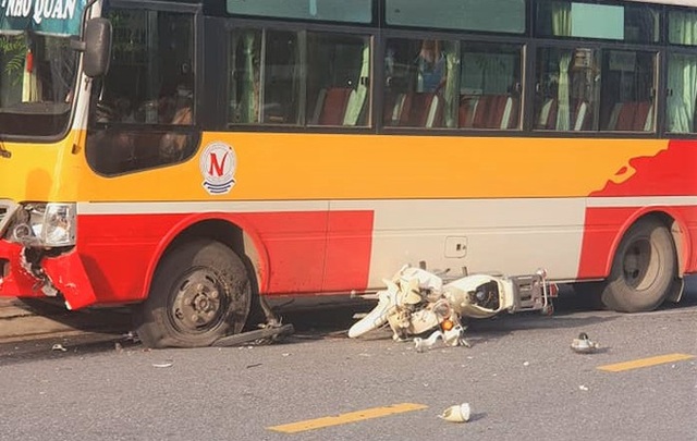 Ngày đầu đến trường, một học sinh tử vong do va chạm với xe buýt - Ảnh 2.