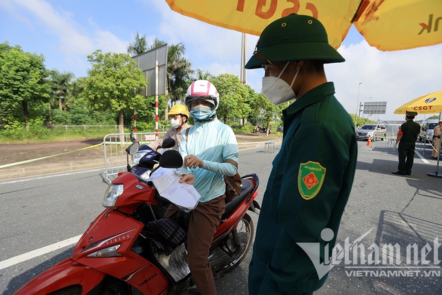 Ngày đầu kiểm soát vào vùng đỏ Hà Nội, nơi dồn ứ, nơi thưa vắng - Ảnh 19.