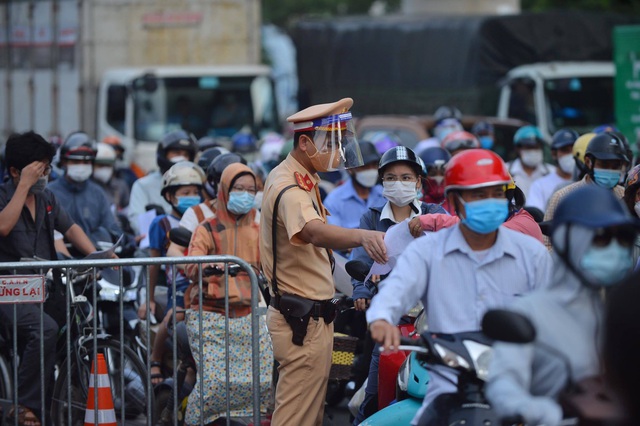 Ngày đầu kiểm soát vào vùng đỏ Hà Nội, nơi dồn ứ, nơi thưa vắng - Ảnh 6.