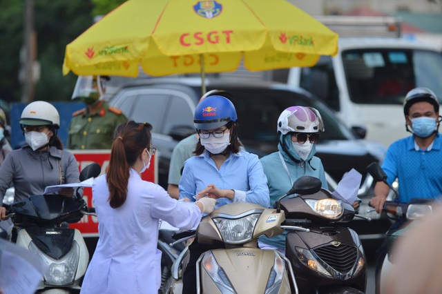 Ngày đầu kiểm soát vào vùng đỏ Hà Nội, nơi dồn ứ, nơi thưa vắng - Ảnh 7.