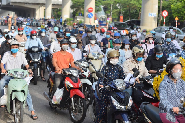 Ngày đầu kiểm soát vào vùng đỏ Hà Nội, nơi dồn ứ, nơi thưa vắng - Ảnh 9.