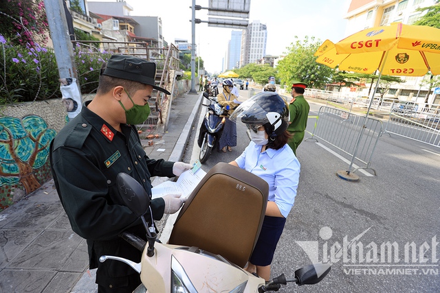 Ngày đầu kiểm soát vào vùng đỏ Hà Nội, nơi dồn ứ, nơi thưa vắng - Ảnh 11.