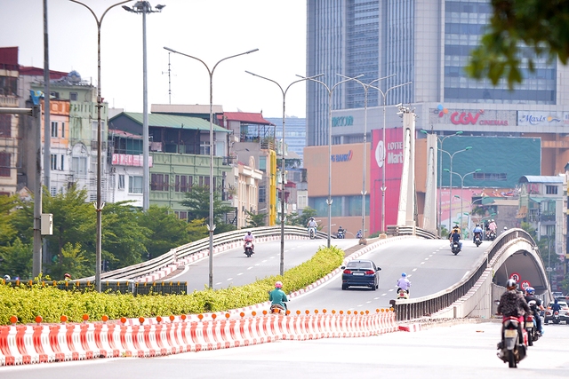 Đường phố nội đô vắng vẻ trong ngày đầu Hà Nội thực hiện giãn cách theo phân vùng 3 cấp - Ảnh 4.