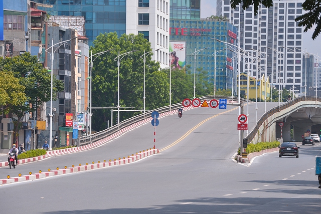 Đường phố nội đô vắng vẻ trong ngày đầu Hà Nội thực hiện giãn cách theo phân vùng 3 cấp - Ảnh 1.