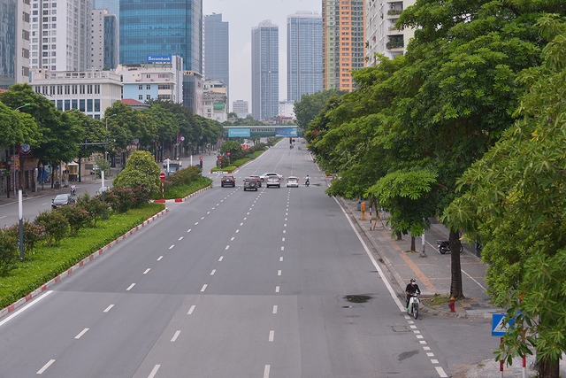 Đường phố nội đô vắng vẻ trong ngày đầu Hà Nội thực hiện giãn cách theo phân vùng 3 cấp - Ảnh 13.