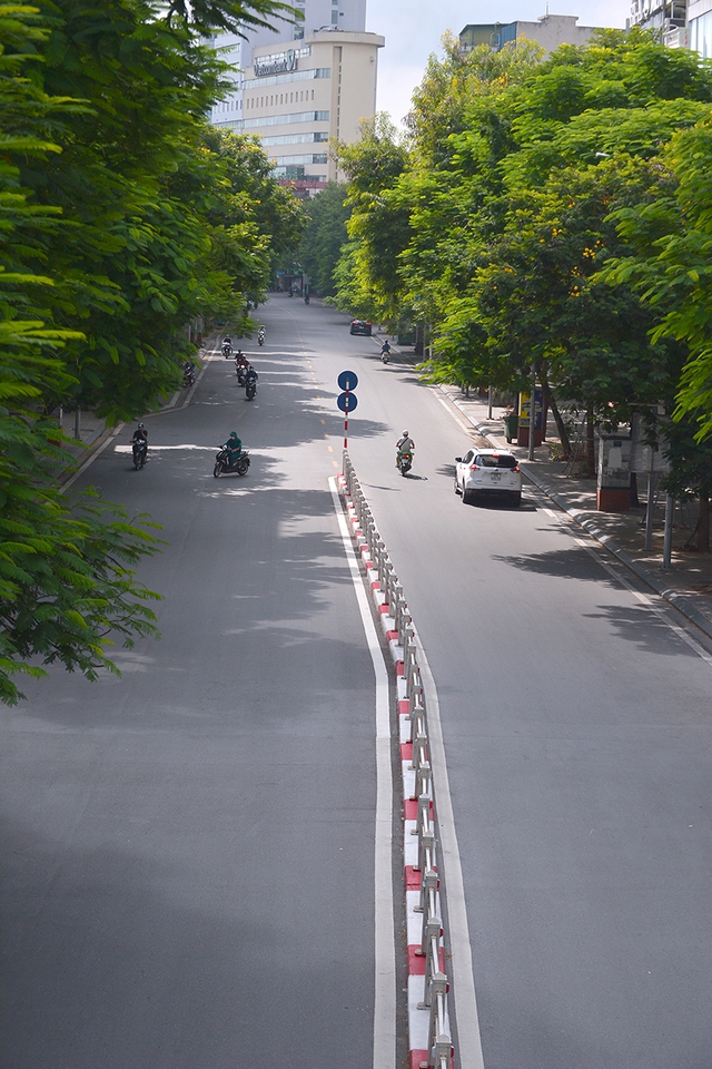Đường phố nội đô vắng vẻ trong ngày đầu Hà Nội thực hiện giãn cách theo phân vùng 3 cấp - Ảnh 7.