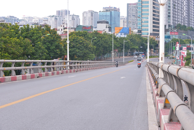 Đường phố nội đô vắng vẻ trong ngày đầu Hà Nội thực hiện giãn cách theo phân vùng 3 cấp - Ảnh 9.