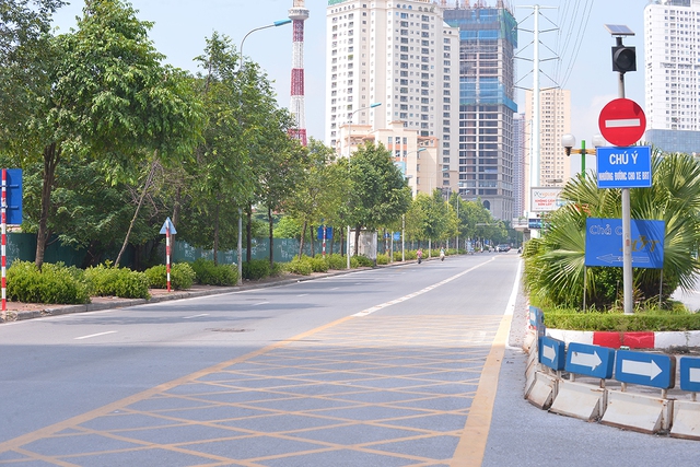 Đường phố nội đô vắng vẻ trong ngày đầu Hà Nội thực hiện giãn cách theo phân vùng 3 cấp - Ảnh 6.
