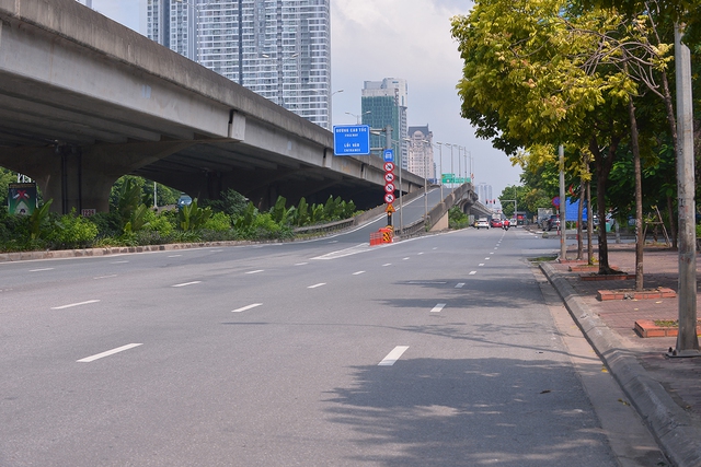Đường phố nội đô vắng vẻ trong ngày đầu Hà Nội thực hiện giãn cách theo phân vùng 3 cấp - Ảnh 5.