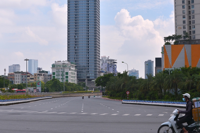 Đường phố nội đô vắng vẻ trong ngày đầu Hà Nội thực hiện giãn cách theo phân vùng 3 cấp - Ảnh 11.