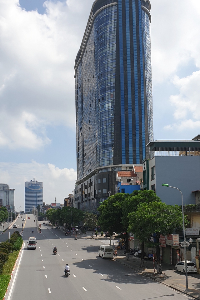 Đường phố nội đô vắng vẻ trong ngày đầu Hà Nội thực hiện giãn cách theo phân vùng 3 cấp - Ảnh 10.