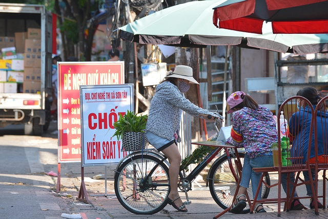 Cận cảnh cuộc sống người dân vùng 3 Thủ đô trong ngày đầu áp dụng Chỉ thị 15 - Ảnh 11.