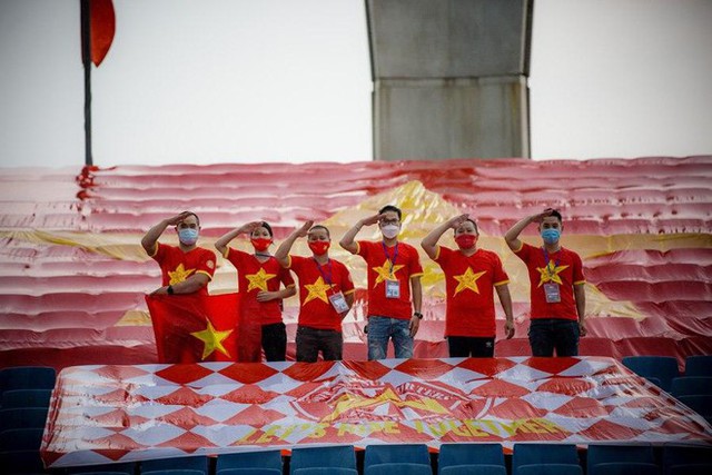 CĐV treo cờ lớn trên sân Mỹ Đình, tiếp sức đội tuyển Việt Nam - Ảnh 2.