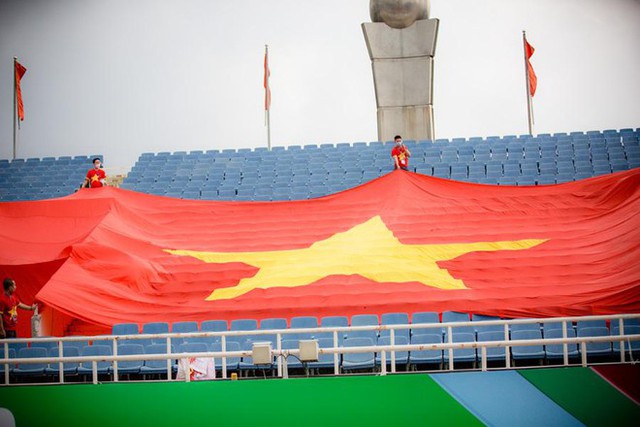 CĐV treo cờ lớn trên sân Mỹ Đình, tiếp sức đội tuyển Việt Nam - Ảnh 3.