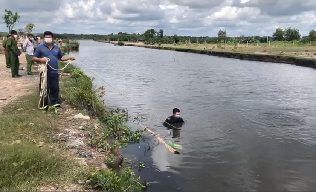 Bị truy đuổi, hai đối tượng trộm chó lao xuống kênh, một người chết - Ảnh 2.