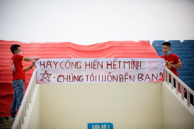 CĐV treo cờ lớn trên sân Mỹ Đình, tiếp sức đội tuyển Việt Nam - Ảnh 4.