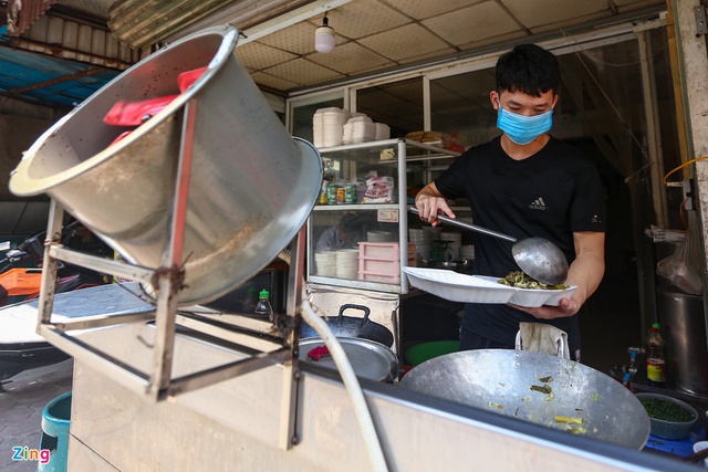 Hàng cơm, phở trong vùng xanh ở Hà Nội bắt đầu mở cửa trở lại - Ảnh 4.