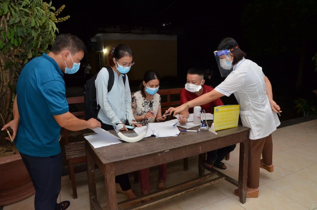 Thanh Hóa: Nắm bắt thông tin đi về vùng dịch chưa sát, phó chủ tịch xã bị đình chỉ - Ảnh 1.