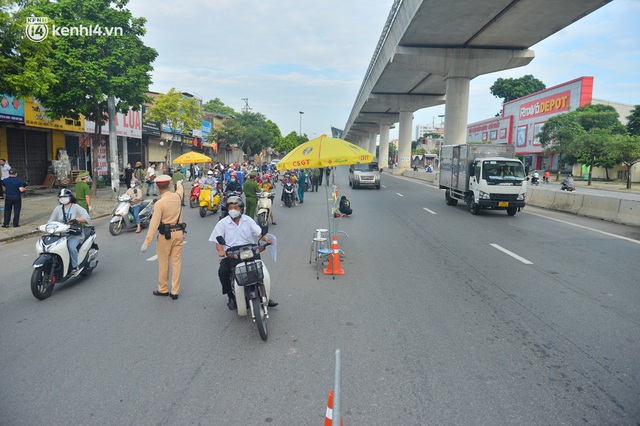  Hà Nội: Cảnh sát lập chốt dài hơn 1km kiểm tra người dân đi vào vùng đỏ - Ảnh 2.