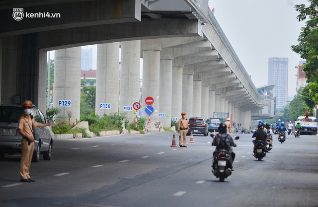  Hà Nội: Cảnh sát lập chốt dài hơn 1km kiểm tra người dân đi vào vùng đỏ - Ảnh 4.