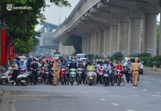  Hà Nội: Cảnh sát lập chốt dài hơn 1km kiểm tra người dân đi vào vùng đỏ - Ảnh 5.