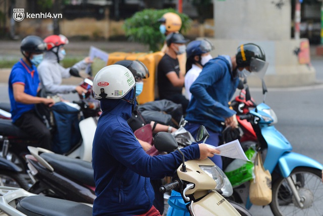  Hà Nội: Cảnh sát lập chốt dài hơn 1km kiểm tra người dân đi vào vùng đỏ - Ảnh 6.