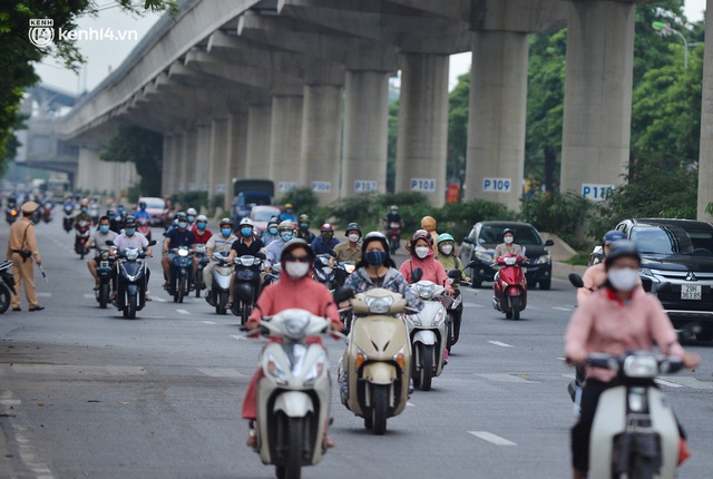  Hà Nội: Cảnh sát lập chốt dài hơn 1km kiểm tra người dân đi vào vùng đỏ - Ảnh 8.