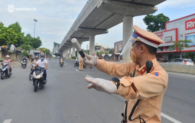  Hà Nội: Cảnh sát lập chốt dài hơn 1km kiểm tra người dân đi vào vùng đỏ - Ảnh 10.