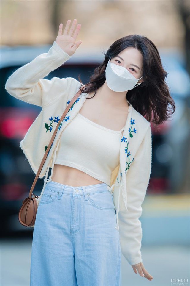 Dàn nữ idol Hàn Quốc khoe street style ngày thu đẹp ngất ngây - Ảnh 8.