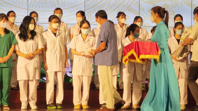 Hải Phòng cử 200 bác sỹ, điều dưỡng, sinh viên ngành y chi viện cho Hà Nội chống dịch COVID-19 - Ảnh 5.