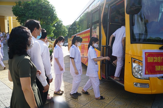 Hải Phòng cử 200 bác sỹ, điều dưỡng, sinh viên ngành y chi viện cho Hà Nội chống dịch COVID-19 - Ảnh 13.