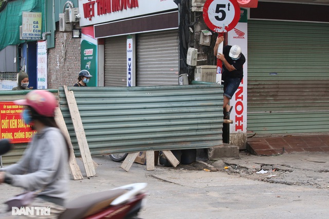 Muôn kiểu trèo rào vượt chốt kiểm soát chống dịch ở ngõ phố Hà Nội - Ảnh 3.