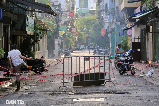 Muôn kiểu trèo rào vượt chốt kiểm soát chống dịch ở ngõ phố Hà Nội - Ảnh 12.