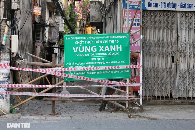 Muôn kiểu trèo rào vượt chốt kiểm soát chống dịch ở ngõ phố Hà Nội - Ảnh 4.